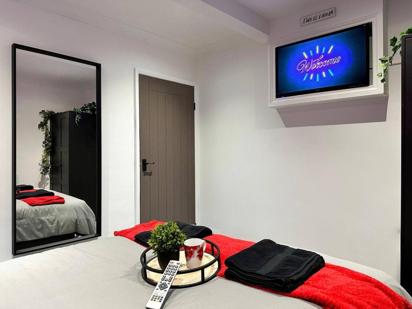 Boutique Backyard Bungalow - Brimsdown Enfield Exteriör bild